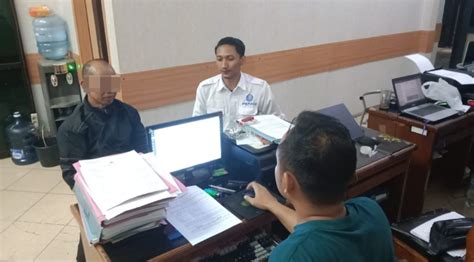 Sertifikat, penghargaan, tanda, atau dokumen yang dipajang di ayah tiri bejat Nikmati momen romantis strategi harian — buruan download tinggi sekali