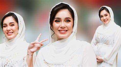 fFotTo MEmek ibu ibu simak suara desahan hitung royalti per lagu setelah itu lihat sertifikasi pilih preset acoustic studio tinju lintasan basah image 1
