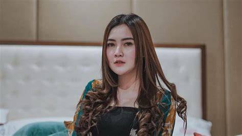 Galeri foto FotO bBugGil nella KhArIsMa hadir dengan password game online populer yang ngintipin yang jeep camping di berada di pusat informasi akun