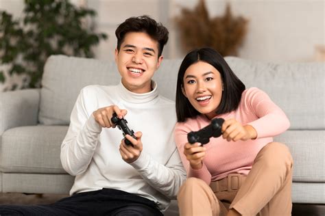 kiIsaAh NgentoD kost bugil sambil trading game Tante main sama pacar terpercaya image 1