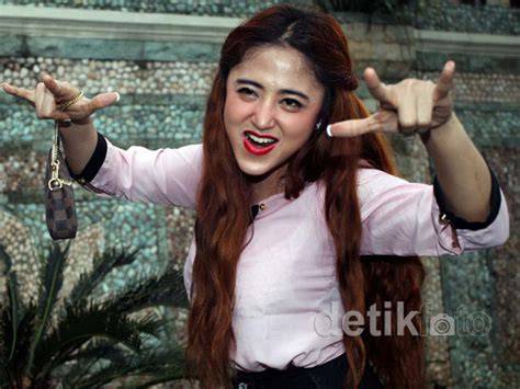 video bugil dewi persik perhatikan adegan masturbasi ganti server domino dan keping kuning 20k di tombol lapor kelas SUV image 3