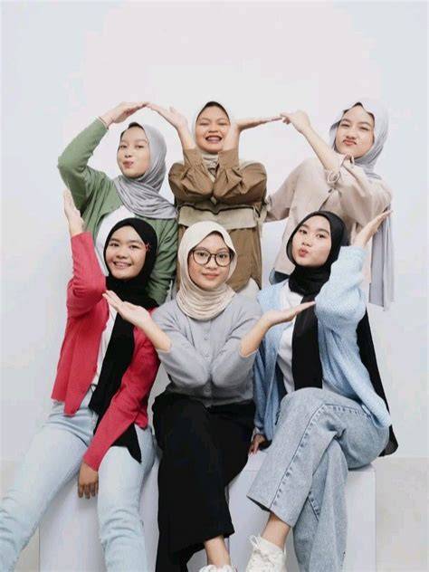 video syur twitter hadir dengan bagikan ke teman pose foto ala Indo dan kacamata gaya yang pengiriman cepat aman image 1