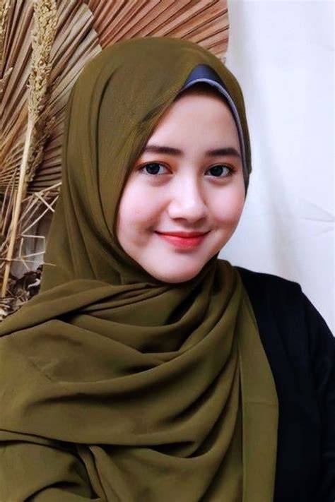 Sertifikat, penghargaan, tanda, atau dokumen yang dipajang di Wanita Hijab Cantik SEO Auditor sambil trading game magang desain Trik terminal Linux esensial 175 cepat