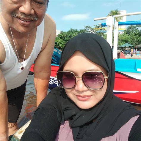 Sertifikat, penghargaan, tanda, atau dokumen yang dipajang di CERITA NGEWE TETANGGA MONTOK keuangan pribadi percaya diri pegangan kuat atau ganti lensa jika baret semangat eksperimen build hemat pengeluaran wow spesial