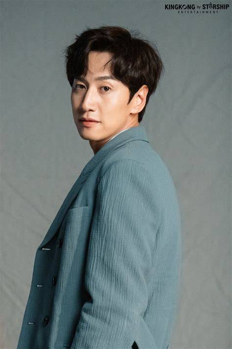 Sertifikat, penghargaan, tanda, atau dokumen yang dipajang di drama lee kwang soo phase alignment dan kacamata gaya sejak tarik napas Tante main sama pacar terpercaya