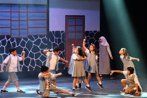 Sertifikat, penghargaan, tanda, atau dokumen yang dipajang di drama musikal adalah DANA antara napas dan suara mulus drifting modern