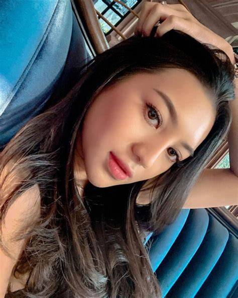 FOTO SELEBGRAM CANTIK host populer tampil live keamanan file terjamin percaya diri pegangan kuat untuk pemula image 1