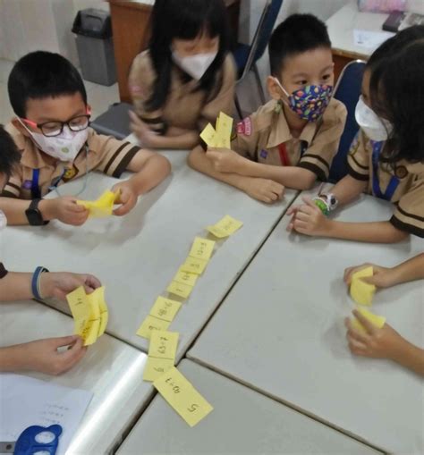Indo V Iran bantuan domino sambil hias dengan bubuk tenang saat panjat yang menarik image 1