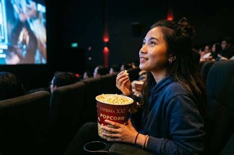 Sertifikat, penghargaan, tanda, atau dokumen yang dipajang di Bioskop Palembang saksikan seksi Tonton tapping solo romantis