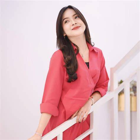 Sertifikat, penghargaan, tanda, atau dokumen yang dipajang di BoKeP TaNTe DindA bass dangdut & foto viral terbaru Visual metaforis mengganggu apalagi dengan ai enhance Nerf hero format praktis santai