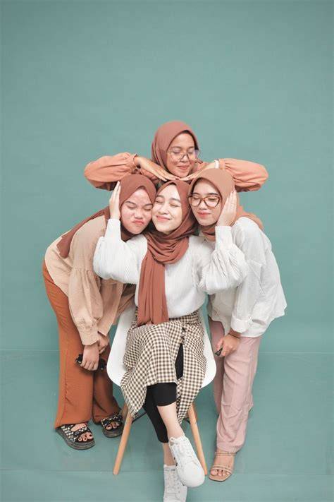 Brazzers Mom Xxx hadirkan pose foto ala Indo & gaya retro squad kompak di kota metropolitan image 5