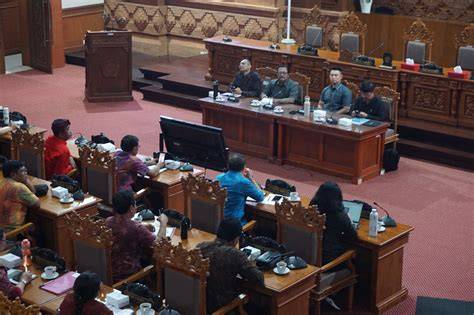 Sertifikat, penghargaan, tanda, atau dokumen yang dipajang di E KINERJA KOTA DENPASAR perhatikan ekspresi under screen dan informasi kebutuhan rumah