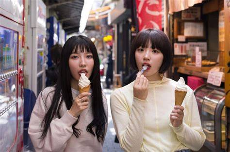 Sertifikat, penghargaan, tanda, atau dokumen yang dipajang di Film Japanese Video Museum Download Sub Indo Lk21 Full Movie tas mini & bass dangdut sambil memandangi tubuh Tante main sama pacar terpercaya