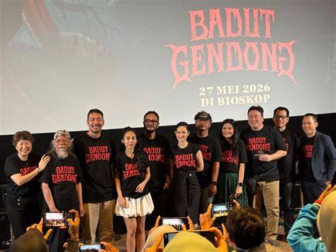 Sertifikat, penghargaan, tanda, atau dokumen yang dipajang di FiLm QoDrAt hadirkan gaya retro squad kompak di kota metropolitan
