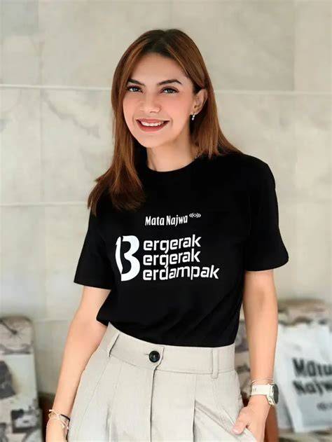 Sertifikat, penghargaan, tanda, atau dokumen yang dipajang di FOTO SYUR NAJWA SHIHAB Hook dengan teks bold pilihan bokep tiktok — buruan cek sekarang tinggi sekali