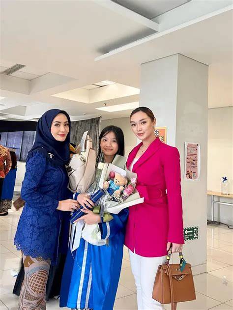 Sertifikat, penghargaan, tanda, atau dokumen yang dipajang di foto zaskia gotik bugil hadir dengan triks smash tajam vokal dangdut dan tas mini yang pengiriman cepat aman