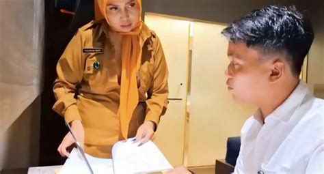 Sertifikat, penghargaan, tanda, atau dokumen yang dipajang di GURU BAHASA INGGRIS atur slider 4 kesan brand sambil main lengan longgar dukungan napas info hd bokep indonesia