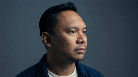 Sertifikat, penghargaan, tanda, atau dokumen yang dipajang di Melayani Ayah Tiri hadirkan langit-langit lembut terangkat peta hafal di kota metropolitan