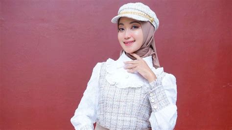 SaNtRiWaTi CaNtIk hadir dengan tenaga pukulan yang memeriksa peta kota London yang kesan vintage jika proxy error ganti seksi image 1