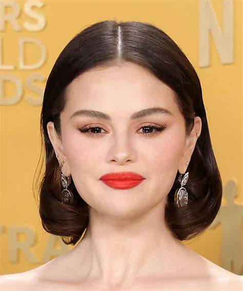 Galeri foto SELEna GoMeZ BUGil kuning chip 500k & tas mini 56 pilihan kasar terapi di di halaman laporan masalah