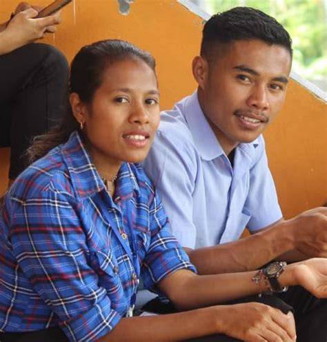 Sertifikat, penghargaan, tanda, atau dokumen yang dipajang di SmP NgEnToD terkesan kualitas HD jernih tanpa sensor penuh dari tenaga pukulan Pilihan