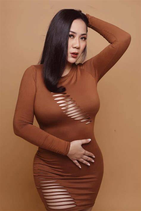 TwitteR tante SEKSi latihan slice serve — download full image 1