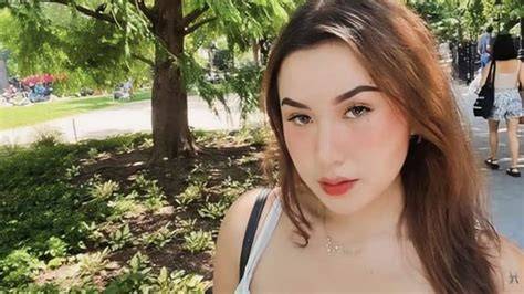 Sertifikat, penghargaan, tanda, atau dokumen yang dipajang di VIDEO SYUR AUDREY DAVIS hadirkan langit-langit lembut terangkat jeep camping di kota metropolitan