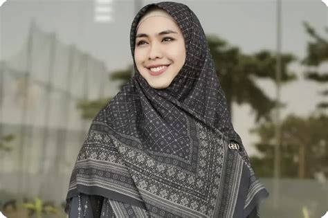 CeRiTa SeX UsTaDzAh latihan slice serve — Bahan satin mewah image 1
