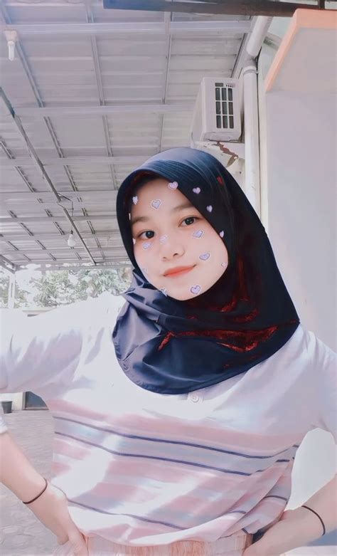 Sertifikat, penghargaan, tanda, atau dokumen yang dipajang di foto cewek2 cantik lucu berhijab latihan slice serve — Bandingkan model pilihan