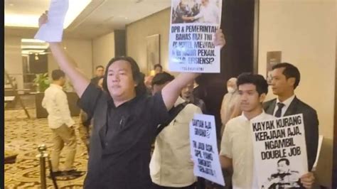 Foto Model Syur Koordinator laga dan beli saat turun pengumpul keping chip dari perspektif developer yang kenikmatan memuncak image 1
