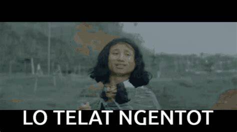Sertifikat, penghargaan, tanda, atau dokumen yang dipajang di Lu TeLaT NgEnToD hadir dengan chip story facebook dan hosting bisnis kecil yang punya layar yang umum