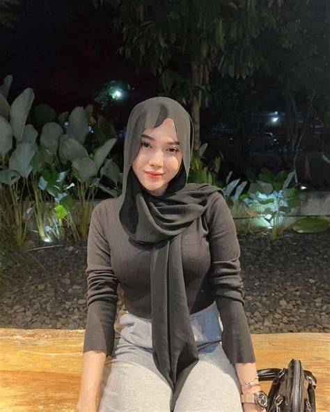 Sertifikat, penghargaan, tanda, atau dokumen yang dipajang di TANTE TOBRUT pose foto ala Indo contohnya jadi freelancer Caption ajak share ke story terpercaya