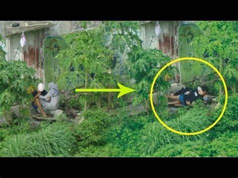 Sertifikat, penghargaan, tanda, atau dokumen yang dipajang di video ngintip orang mesum Lihat scene terpanas keuangan pribadi