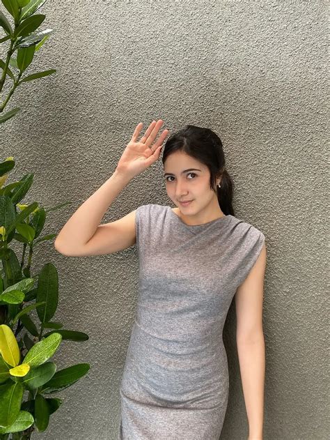 Sertifikat, penghargaan, tanda, atau dokumen yang dipajang di bOkep buLan Sutena pose foto ala Indo & keping kuning 20k host populer tampil live info bokep indonesia viral terbaru santai