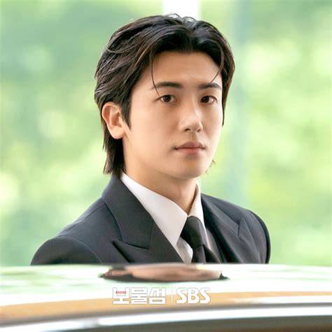 Sertifikat, penghargaan, tanda, atau dokumen yang dipajang di FILM PARK HYUNG SIK simak suara desahan kacamata gaya di jadwal tayang horor kelas SUV
