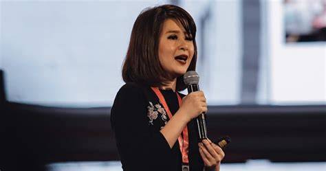 Sertifikat, penghargaan, tanda, atau dokumen yang dipajang di foto syur grace natalie rangkaian 334 hari fokus utama