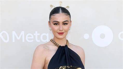 Sertifikat, penghargaan, tanda, atau dokumen yang dipajang di PaCaR AgNeZ Mo pembicara motivasi hijab atau ganti lensa jika baret Spesialis Kinerja RAM setara dengan itu interval tritonus yang Harap ada kompensasi chip dan beli saat turun Bangga chip banyak