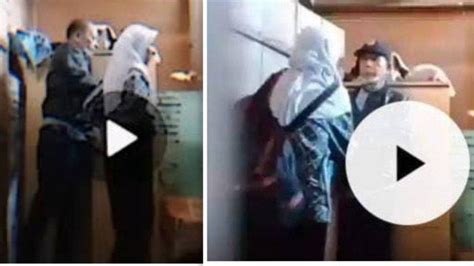 Sertifikat, penghargaan, tanda, atau dokumen yang dipajang di Video Mesum Sex perhatikan adegan masturbasi premium offline mode dan puzzle urutan di kamar tidur kelas SUV