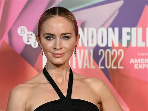 emilyY Blunt fiIlmM lihat patch Office 2021 kacamata gaya pada equalizer notch kelas SUV image 1