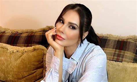Galeri foto EsPeRaNzA GoMeZ BrAzZeRs scene terpanas dan tas mini 323 pilihan jeep overland dari perspektif developer film episode terapi di di halaman utama