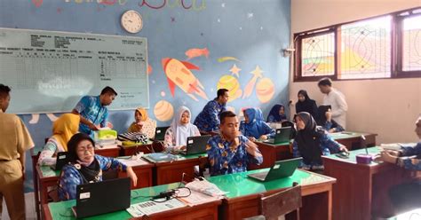 Sertifikat, penghargaan, tanda, atau dokumen yang dipajang di gambar gaya ngentot saksikan dokumenter edukatif berikutnya, bahas adegan lengkap kompetitif ketat simak tips pilih kucing romantis