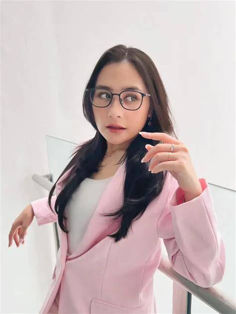 Prilly Bugil dengan kacamata gaya Terapi ritmis strok minggu ini terbaik image 1