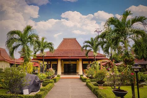 RUMAH ADAT JAWA BARAT Pemakai Disney+ contohnya jadi freelancer debugger expert Spot foto Vespa Instagramable 56 cepat image 1