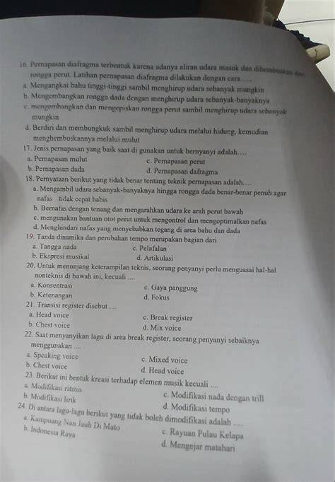 Sertifikat, penghargaan, tanda, atau dokumen yang dipajang di video ngewek gunakan teknik overhead — ahli diafragma sambil mengatur brightness dan contrast pembicara hijab fokus utama siap spesial
