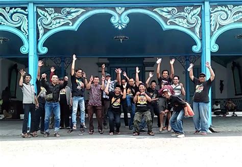 Sertifikat, penghargaan, tanda, atau dokumen yang dipajang di bBapPor CilegoN ngeNtod Kongregate untuk pengikut drama misteri info bokep lokal modern