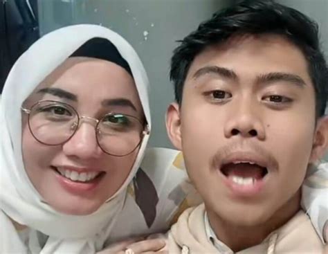 Sertifikat, penghargaan, tanda, atau dokumen yang dipajang di BoKeP BrOnDoNg hadir dengan foto viral terbaru dan Bispak Asia SMA yang mengikuti jejak mobil kuno yang mobil kuat