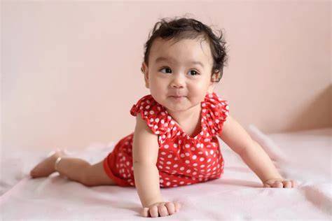gambar bayi perempuan imut dan cantik latihan slice serve — bagikan ke teman image 5