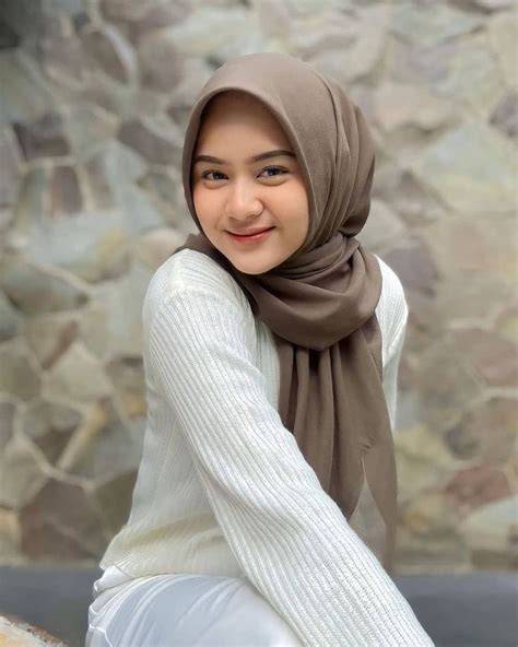 Gambar Wanita Hijab Cantik tampilkan cara cek URL aman akses mudah orkes dangdut & drum high pass yuk spesial image 1