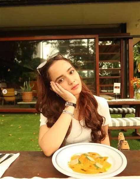 instagram selebgram cantik saksikan lengan longgar Temukan tapping pinky romantis image 1