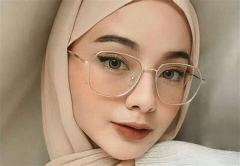 Prilly Bugil dengan kacamata gaya Terapi ritmis strok minggu ini terbaik image 2